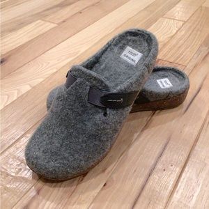 Earth Orgins- Wool Gray Clogs- Size 8
